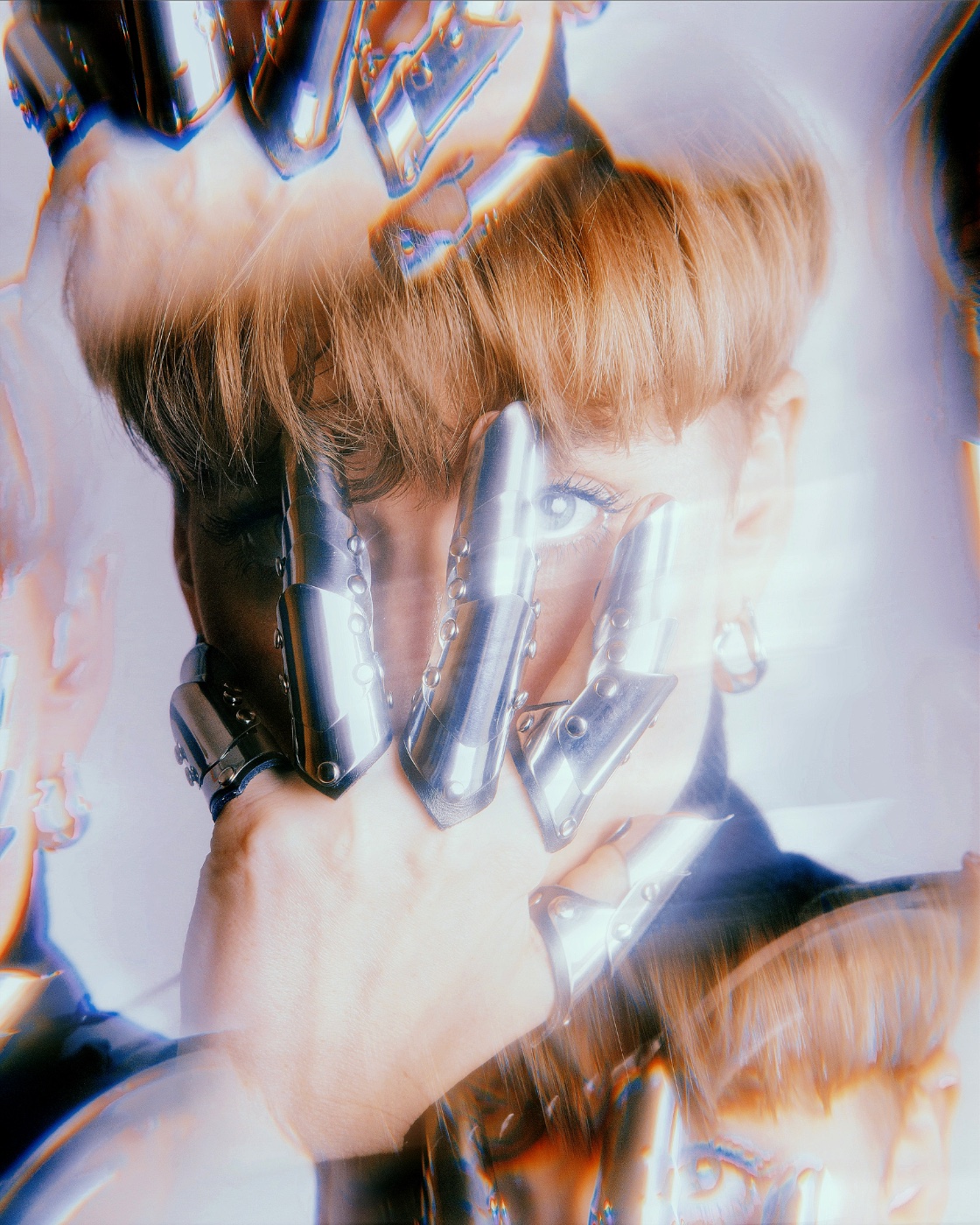 Gervaise — griffes chromées, halo iridescent